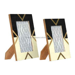 Cadre photo rectangulaire en bois et laiton en résine fait à la main, design à motifs, style classique, écologique, décoration murale, décoration de table - Product Image 1