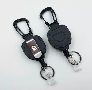 DFR01 Porte-badge rétractable en plastique noir avec logo personnalisé, porte-clés avec clip arrière en métal - Product Image 1