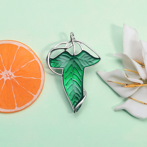 Фэнтезийная брошь с эмалью в виде зеленых листьев - Product Image 2