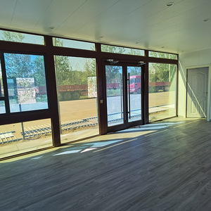 Moderna casa contenedor de dos pisos con grandes ventanas y escalera exterior para uso residencial - Product Image 3