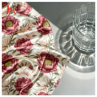 Tissu satiné en polyester de luxe imprimé sur mesure, tissu satiné soyeux imprimé floral pour robe femme