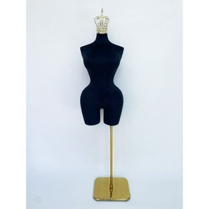 <span class=keywords><strong>Mannequin</strong></span> femme demi-corps recouvert de tissu M003-P-1 avec tête à couronne dorée et support métallique réglable pour présentation en boutique - Product Image 1