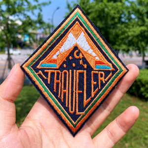 Parche Bordado Termoadhesivo de Tela Cuadrado con Diseño de Montaña para Viajeros, con Borde Naranja y Verde y Picos Blancos - Product Image 1