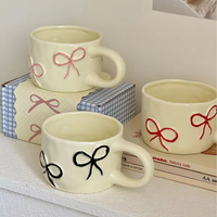 Tasse à café en céramique rouge avec nœud en relief personnalisé en gros, avec cuillère, design mignon portable, idéale pour les cadeaux de rentrée scolaire