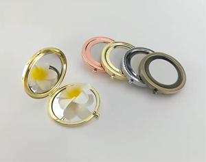 Juego de espejo compacto para dama de honor-Espejo de monedero portátil con diseño de margaritas bordadas de doble cara con aumento de 1X/2x - Product Image 1
