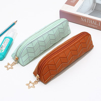 Étui à crayons cylindrique en cuir PU gaufré 3D motif losange géométrique avec fermeture éclair et breloque étoile dorée creuse, couleur macaron, portable