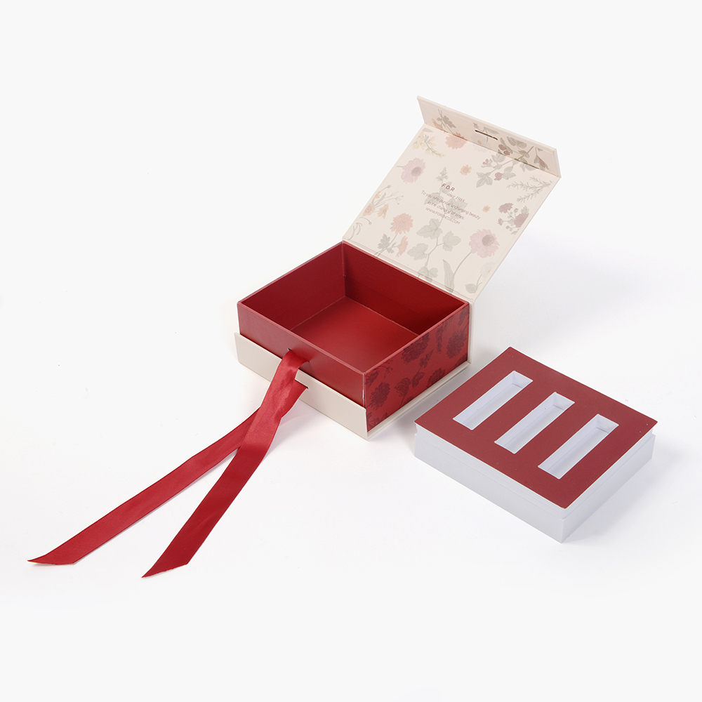 Scatola rossa con stampa floreale