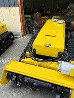 Machine de culture à distance pour vergers, machine de débroussaillage et de broyage sur chenilles télécommandée, machine de broyage de bois pour terrains accidentés