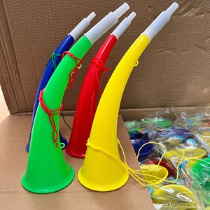 Corneta de plástico tipo Vuvuzela, trompeta con forma de cuerno de toro para eventos deportivos, fiestas, accesorios de animación, regalo para niños, color sólido - Product Image 1