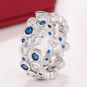 Anello geometrico rotondo traforato da donna, gioiello minimalista alla moda - Product Image 1