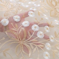 Nappe de table ronde transparente en jacquard de 60 pouces, motif dentelle ajourée avec fleurs fantaisie dorées et vin rouge blanc, pour présentation de bijoux