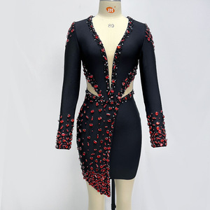 Abito Fasciante Personalizzato OEM con Diamanti Rossi 3D, Maniche Lunghe, Sexy e alla Moda, con Perle, per Feste Casual, con Dettagli Traforati - Product Image 2