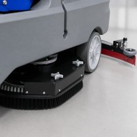 Autolaveuse électrique commerciale robuste à double brosse, largeur 950 mm, inclinaison 30 degrés, pour terminal aéroportuaire