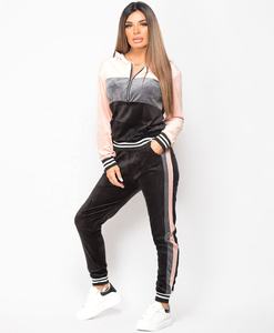 Ensemble de survêtement deux pièces pour femme, collection Hiver 2026, avec sweat-shirt à col et imprimé lettres et pantalon long moulant - Product Image 1