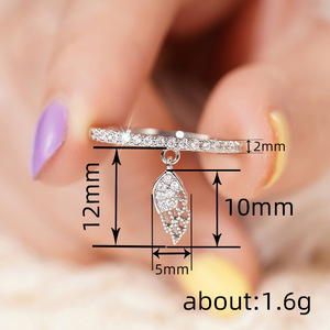 Anello con Ciondolo a Forma di Piuma per Donne, Elegante Gioiello da Dito alla Moda - Product Image 4