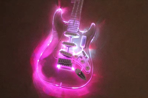 Guitare en acrylique transparente personnalisable avec lumières LED changeantes - Product Image 6