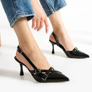 Chaussures pour femmes en cuir verni bordeaux, chaussures à talons hauts avec détail de boucle à double sangle, 36-40, fabriquées en Turquie - Product Image 1