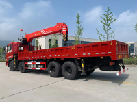 Grue montée sur camion stable de 13 m pour la manutention de baies de serveurs de centre de données avec hauteur de levage et stabilisateurs