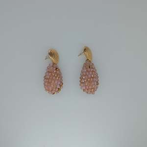 Boucles d'oreilles pendantes tendance en acier inoxydable 316L plaqué or PVD, design durable et résistant avec perles roses - Product Image 1