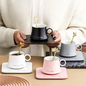 Tasse à café latte en céramique avec anse ronde et bord doré, design dernier cri, avec soucoupe carrée – Tasses et soucoupes à thé - Product Image 1