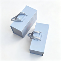 Boîte cadeau personnalisée haut de gamme bleu clair magnétique en forme de livre, recyclable, avec couvercle rigide à rabat et poignée en ruban pour vêtements, petite série