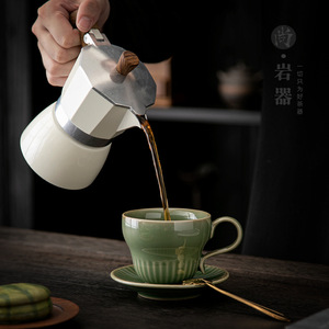Tasse à café en céramique vert céladon rétro avec soucoupe 200 ml, finition mate, pour le thé de l'après-midi - Product Image 4