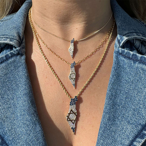 Ciondolo Gemnel Mappa della Terra d'Israele con Diamanti e Zaffiri, Collana con Pendente Placcato Oro 14K, Design con Zirconia Blu e Charm Stella di David - Product Image 6