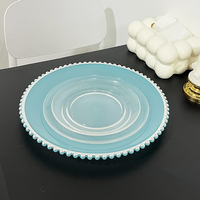 Assiettes en plastique de chargeur bleu clair décoratives de mariage de dîner de luxe de 13 pouces avec la jante argentée de perles