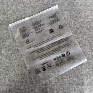 Sacs en plastique à fermeture éclair givrés personnalisés, résistants à l'humidité, pour l'emballage de t-shirts, de chaussures et de vêtements, avec logo imprimé - Product Image 6