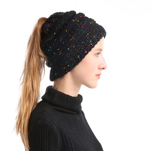 Gorro <span class=keywords><strong>de</strong></span> punto grueso con bordado 3D a rayas y trenza <span class=keywords><strong>de</strong></span> cable, estilo moño desordenado y <span class=keywords><strong>cola</strong></span> <span class=keywords><strong>de</strong></span> <span class=keywords><strong>caballo</strong></span>, para mujer, ideal para invierno y otoño, venta al por mayor. - Product Image 1