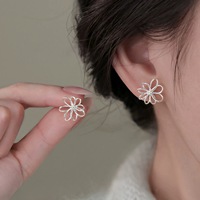 Boucles d'oreilles clous délicates en forme de fleur ajourée, bijoux pour femme, style simple, polyvalent, cadeau idéal pour les fêtes et le quotidien