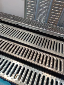 Grilles de drainage carrées en acier au carbone <span class=keywords><strong>pour</strong></span> bâtiments, parkings extérieurs, couvertures de piscine, écran en fil de coin, anti-corrosion, durable, galvanisé à chaud - Product Image 2