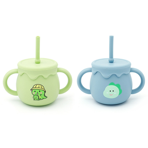 Gobelet à bec verseur en silicone de qualité alimentaire pour enfants, couleur unie, réutilisable, bio, pour bébés et tout-petits - Product Image 4