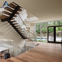 Escalier moderne en tube carré avec structure métallique à poutre unique et marches flottantes en bois