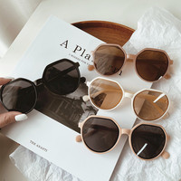 Nouvelle tendance lunettes de soleil surdimensionnées personnalisées pour femmes lunettes de luxe rétro avec montures blanches jaunes roses dans un grand étui