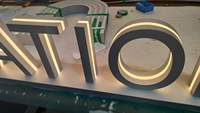 Papan Tanda 3D Bercahaya Kustom dengan Ketahanan Cuaca IP65 untuk Toko, Hotel, Gedung Perkantoran, dan Penggunaan Komersial