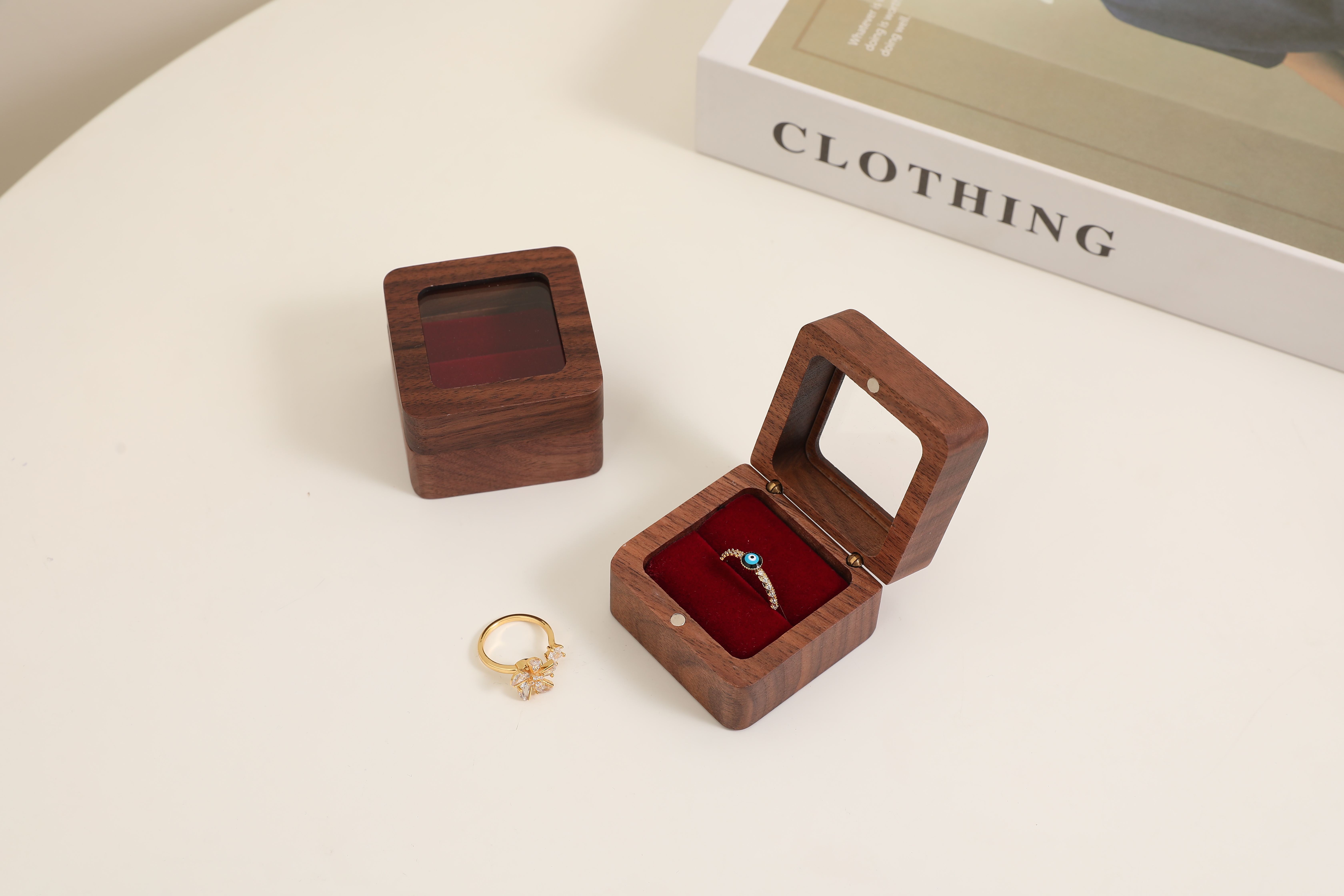 Square ring box with window