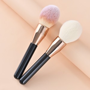 Pinceau à poudre à tête large en poils synthétiques type ampoule, manche en bois, n'absorbe pas la poudre, poils doux et moelleux, pour fond <span class=keywords><strong>de</strong></span> teint - Product Image 3