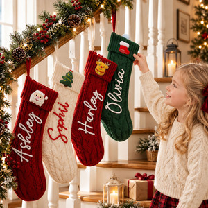 Chaussette <span class=keywords><strong>de</strong></span> Noël personnalisée en tricot torsadé avec broderie <span class=keywords><strong>de</strong></span> nom en corde, Décoration <span class=keywords><strong>de</strong></span> cheminée avec personnage 3D, Tricot texturé, Présentation pour cheminée - Product Image 4
