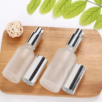 Bouteilles vides transparentes givrées réutilisables Flacons pulvérisateurs en verre de 50ml Tête de pulvérisation en verre dépoli argenté