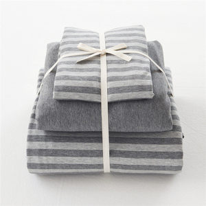 Ensemble de literie en jersey de coton 100% premium rayé, comprenant 1 housse de couette, 1 drap-housse et 2 taies d'oreiller - Product Image 1