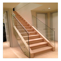 Escalier flottant droit Prima Top avec marches en bois et garde-corps en verre sans cadre