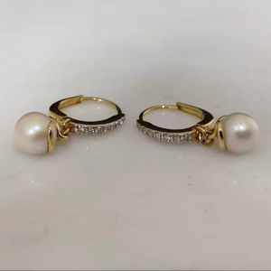 Pendientes colgantes de oro de 18 quilates con diamantes retorcidos y perlas - Product Image 1