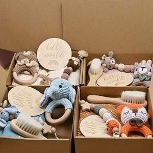 Vente en gros d'usine/OEM, hochets en crochet pour bébé, ensemble en bois, boîte cadeau de <span class=keywords><strong>naissance</strong></span>, chaîne de sucette, cadeau de premier mois de bébé - Product Image 2