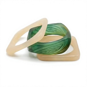 Ensembles de bracelets géométriques uniques en résine acrylique sculptée de qualité supérieure, motifs vert-beige, bijoux tendance et à la mode - Product Image 1