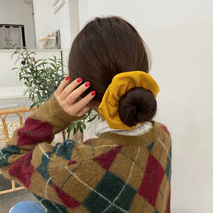 Tùy Chỉnh Quá Khổ Màu Đen Satin Thiết Kế Tóc Scrunchies Thương Hiệu Nổi Tiếng Tóc Quan Hệ Bao Bì Bộ Phụ Nữ Tóc Đàn Hồi Ban Nhạc Cho Phụ Nữ - Product Image 4