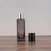 Vente en gros de flacons de parfum vaporisateurs rechargeables en verre rectangulaire noir de luxe de 30 ml, personnalisés OEM, avec bouchon à vis, pour cadeau