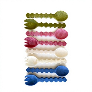 Ensemble d'ustensiles de cuisine écologiques en résine colorée avec manches ondulés, design fourchette et cuillère, lavage à la main uniquement. - Product Image 1