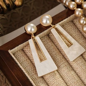 Pendientes de Diseño Trapezoidal con Aguja Plateada para Mujer, Estilo Europeo Americano, Exagerados, Geométricos, de Aleación, Modernos, Dulces y Geniales - Product Image 4