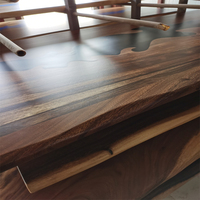 Table de conférence et de salle à manger tendance en résine époxy et noyer équatorien - Planche de bois naturel avec bord vivant à vendre